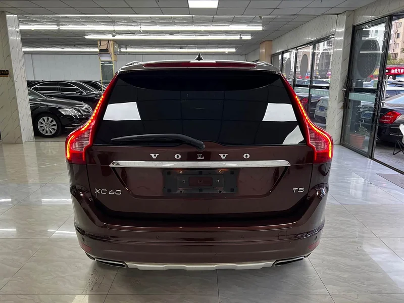 Volvo XC60 — фото 17