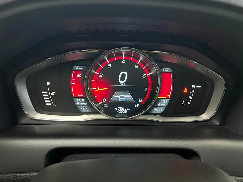 Volvo XC60 — фото 10