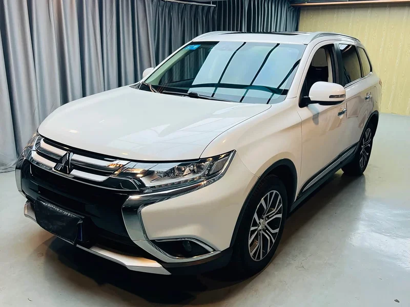 Mitsubishi Outlander — фото 1