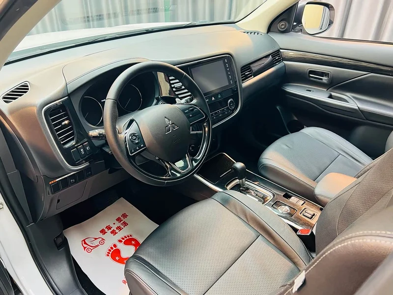 Mitsubishi Outlander — фото 8