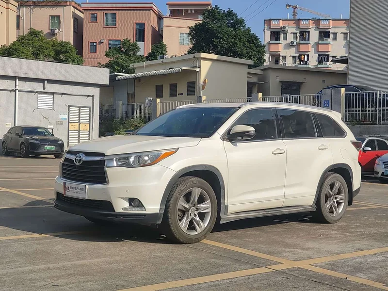 Toyota Highlander — фото 1