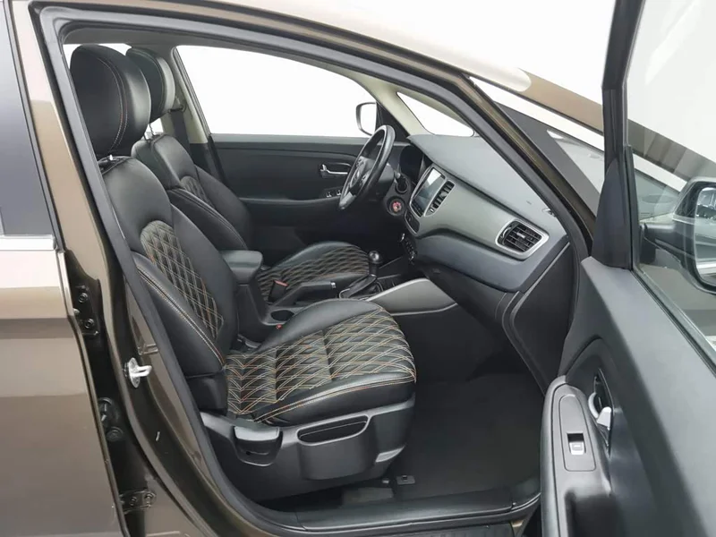 Kia Carens — фото 23