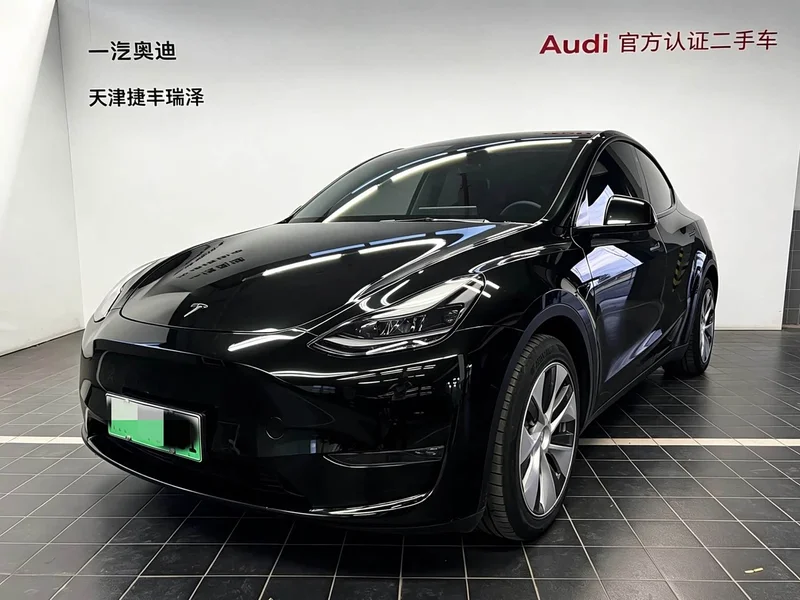 Tesla Model Y — фото 1