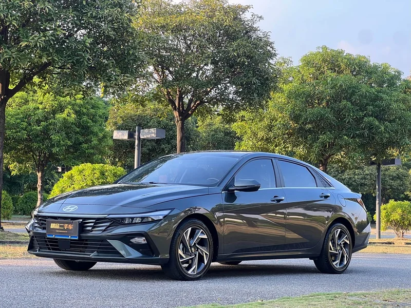 Hyundai Elantra — фото 1
