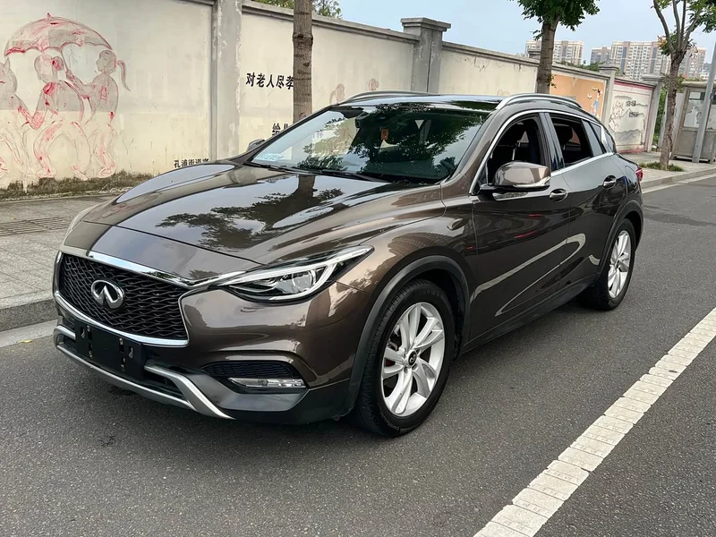 Infiniti QX30 — фото 1