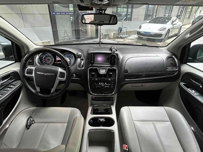 Jeep Grand Voyager (Imported) — фото 11