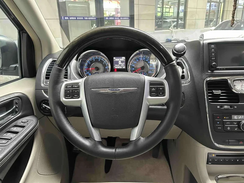 Jeep Grand Voyager (Imported) — фото 13