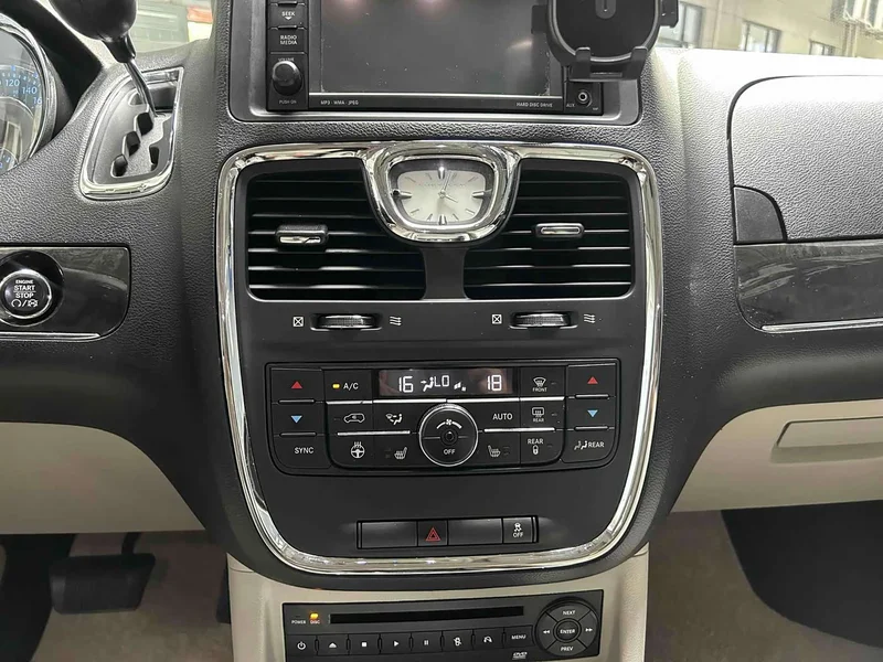 Jeep Grand Voyager (Imported) — фото 14
