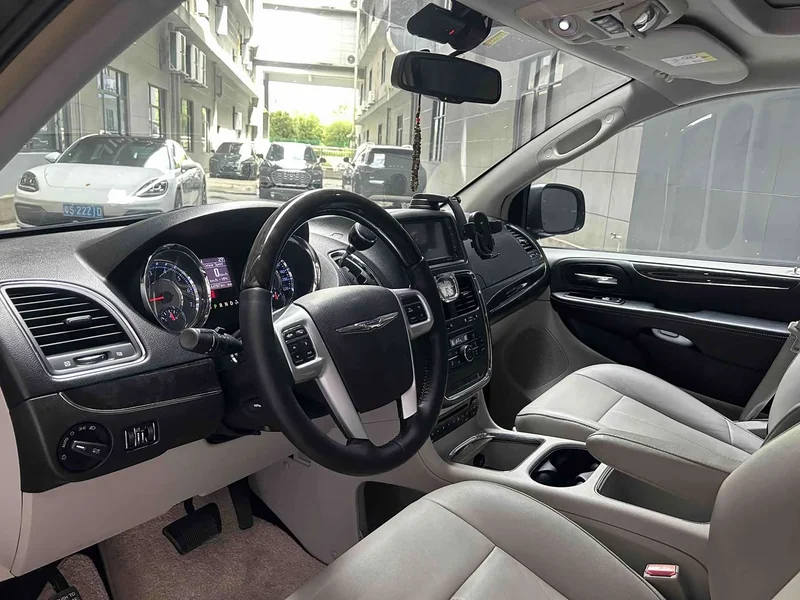 Jeep Grand Voyager (Imported) — фото 17