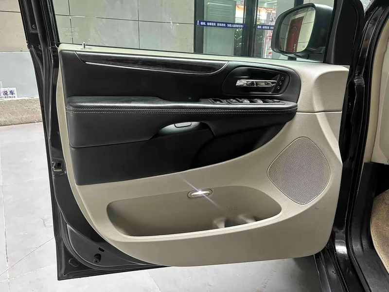 Jeep Grand Voyager (Imported) — фото 18