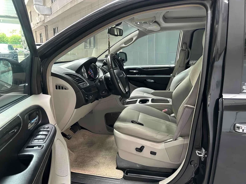 Jeep Grand Voyager (Imported) — фото 19