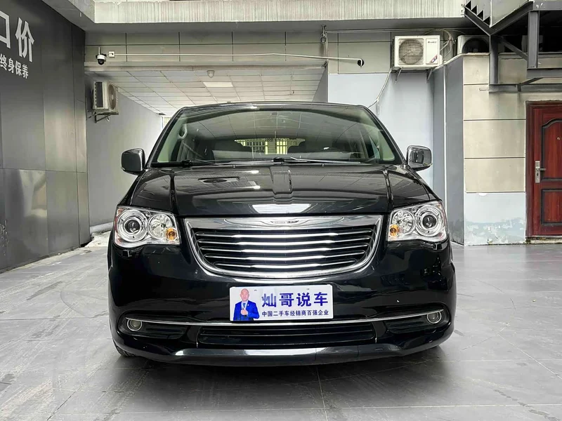 Jeep Grand Voyager (Imported) — фото 2