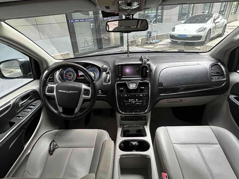 Jeep Grand Voyager (Imported) — фото 10