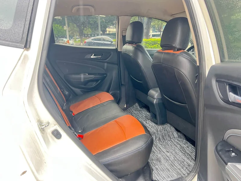 Changan CS15EV — фото 15