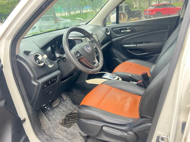 Changan CS15EV — фото 16