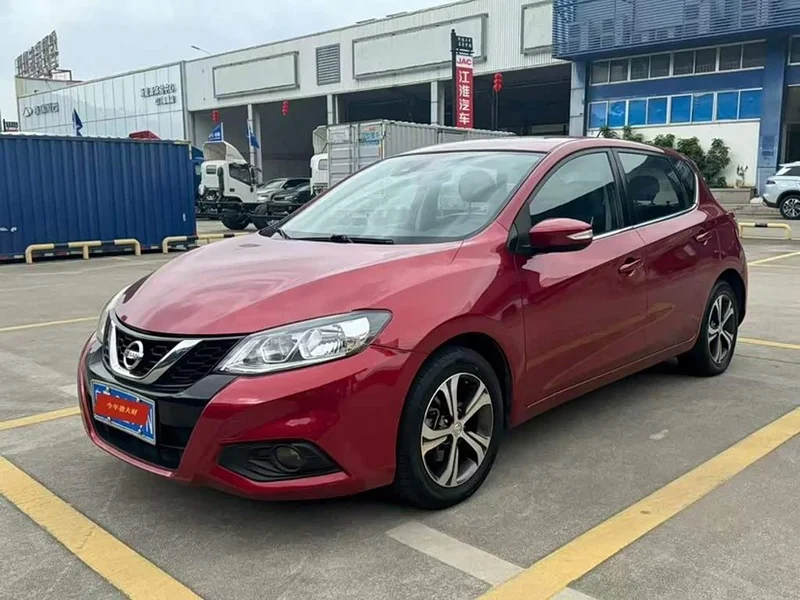 Nissan Tiida — фото 1
