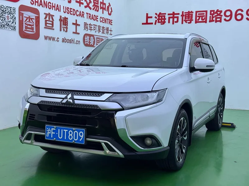 Mitsubishi Outlander — фото 1