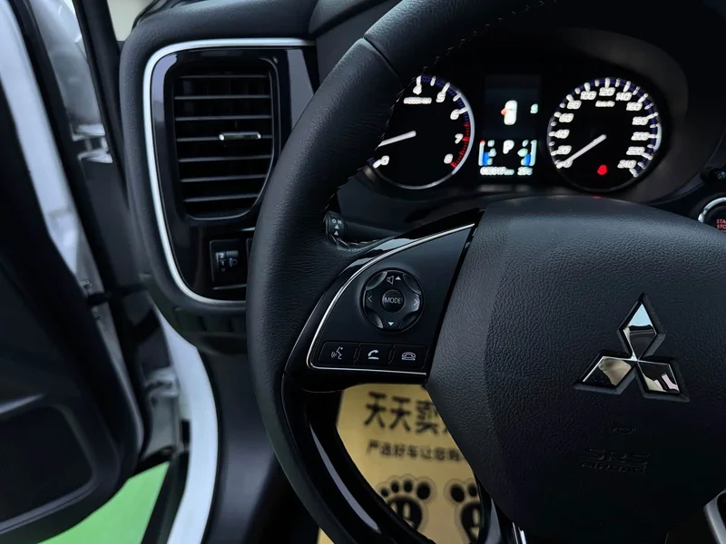 Mitsubishi Outlander — фото 17