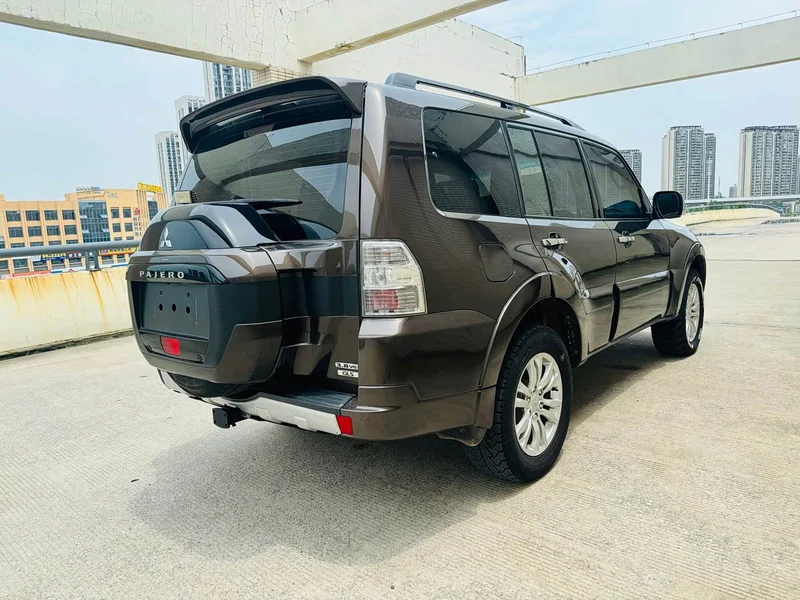 Mitsubishi Pajero (Imported) — фото 11