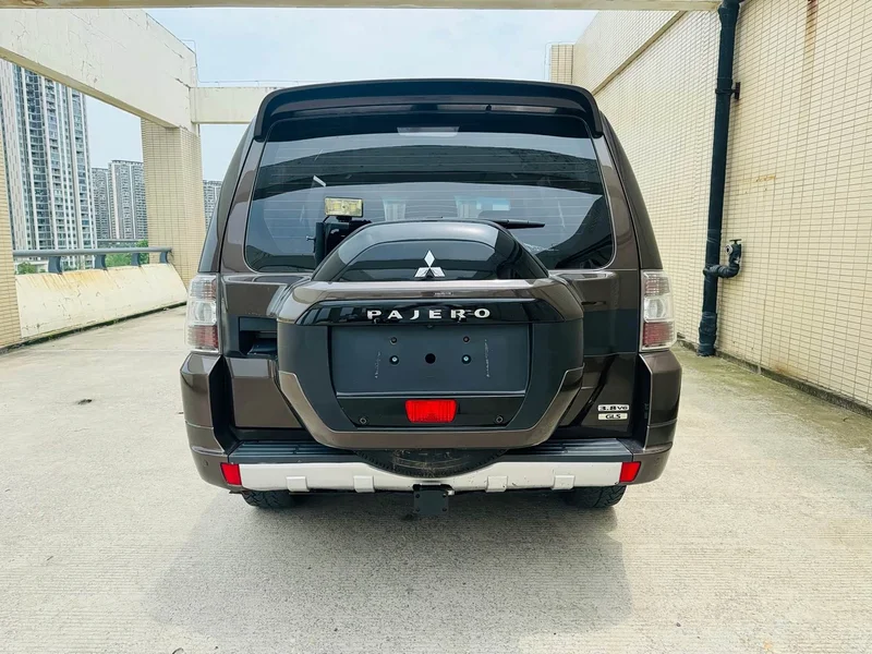 Mitsubishi Pajero (Imported) — фото 12