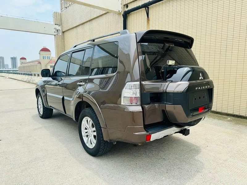 Mitsubishi Pajero (Imported) — фото 13