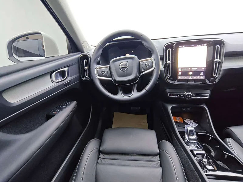 Volvo XC40 — фото 11