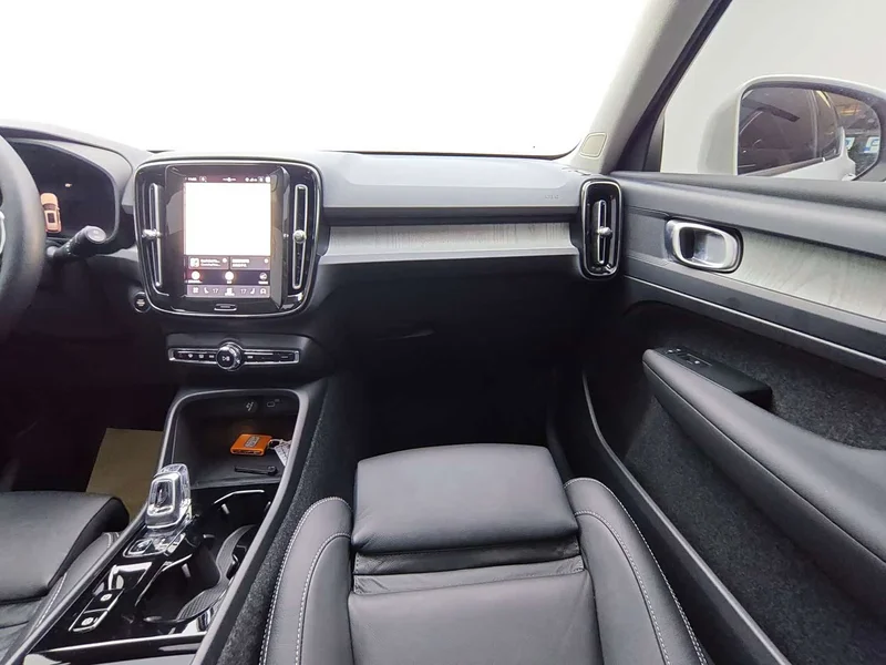 Volvo XC40 — фото 12