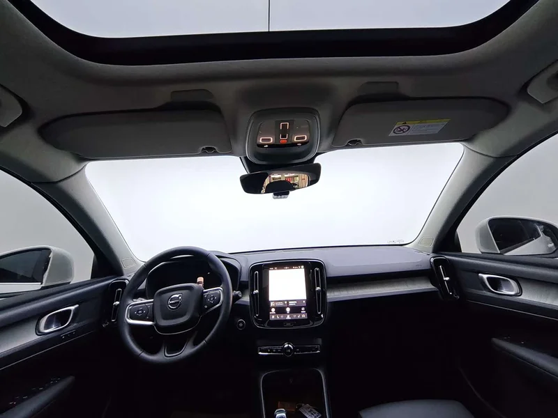 Volvo XC40 — фото 13