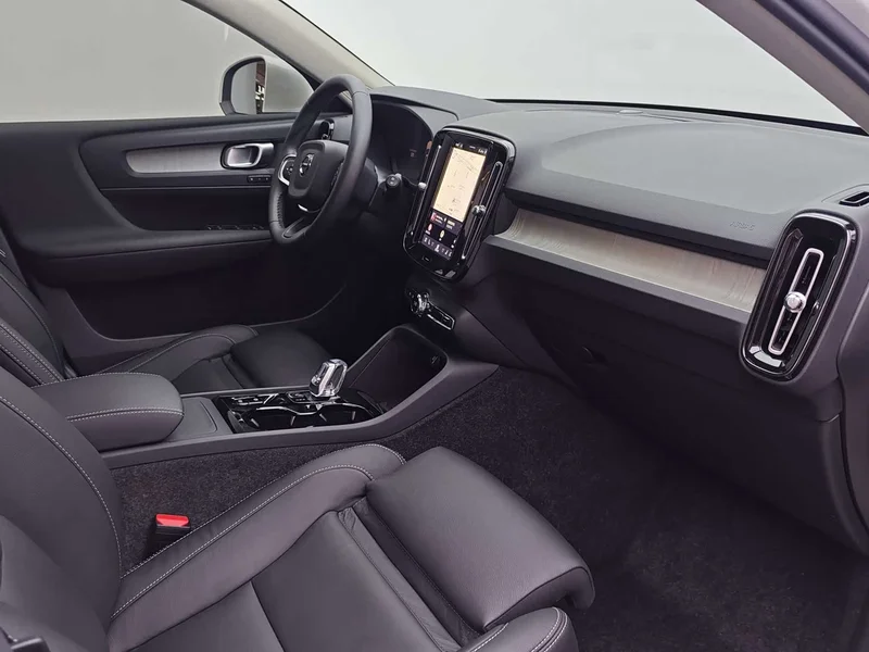 Volvo XC40 — фото 14