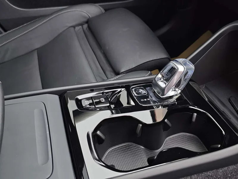 Volvo XC40 — фото 15