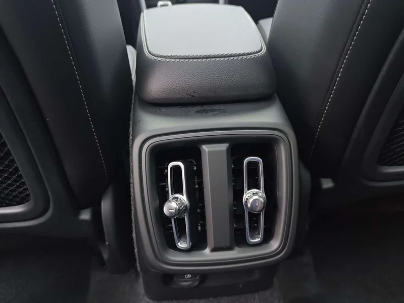 Volvo XC40 — фото 16