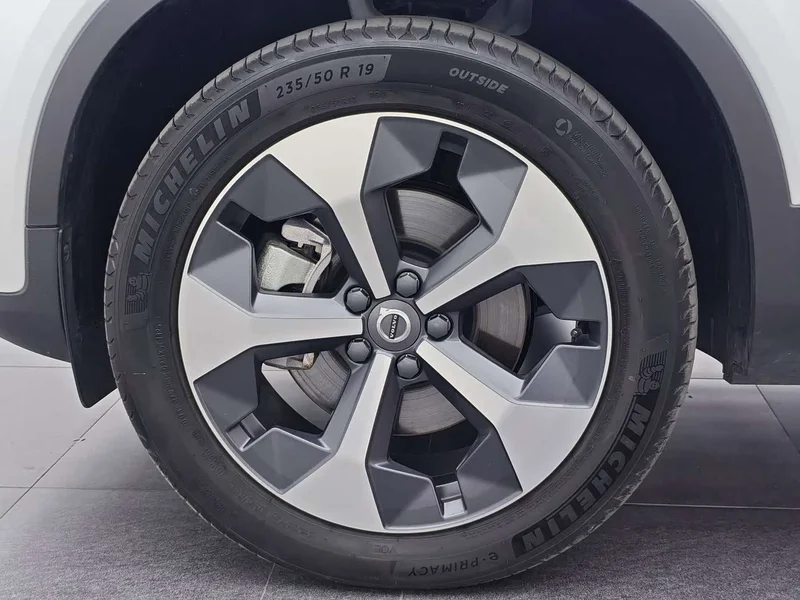 Volvo XC40 — фото 20