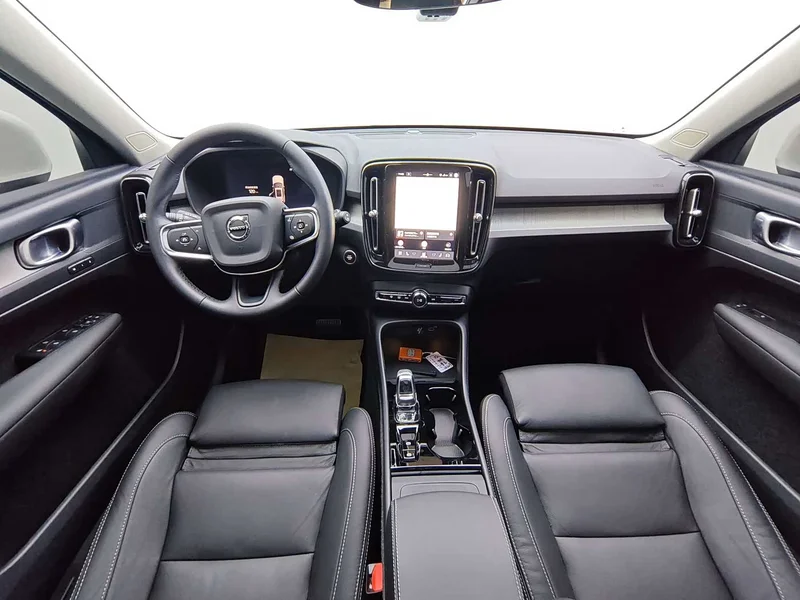 Volvo XC40 — фото 10