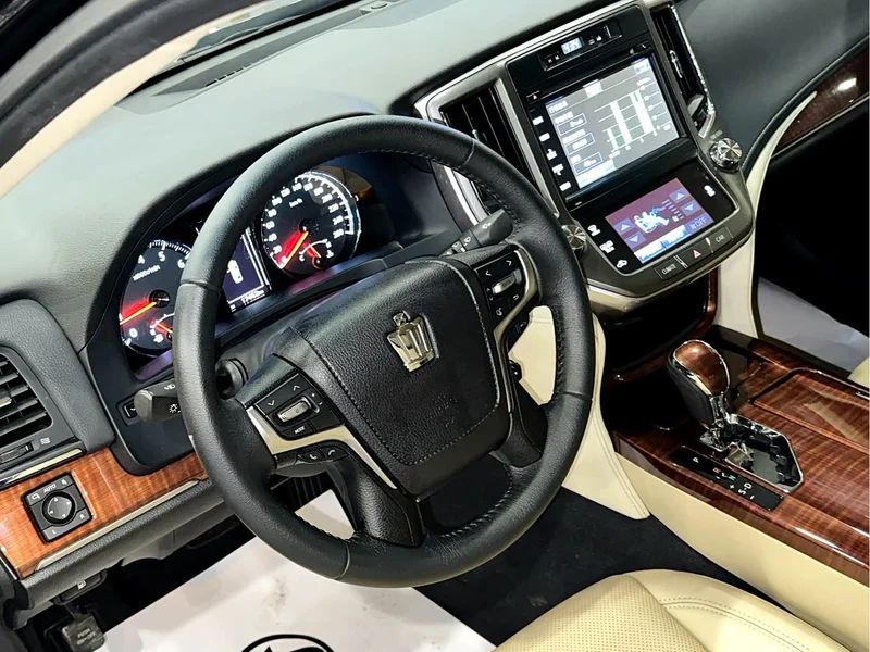 Toyota Crown — фото 11