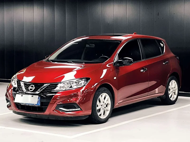 Nissan Tiida — фото 1