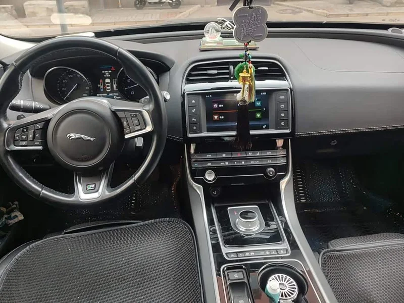 Jaguar XE — фото 12