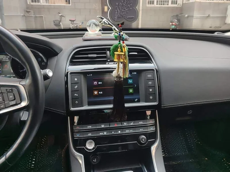 Jaguar XE — фото 13