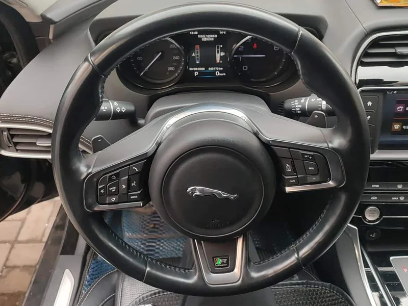 Jaguar XE — фото 15
