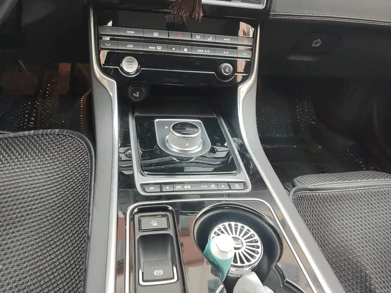 Jaguar XE — фото 16