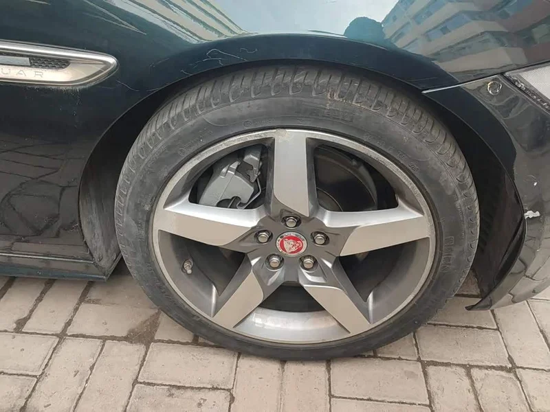 Jaguar XE — фото 6