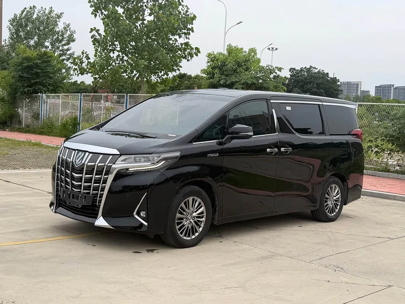 Toyota Alphard — фото 1