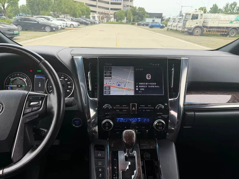 Toyota Alphard — фото 15