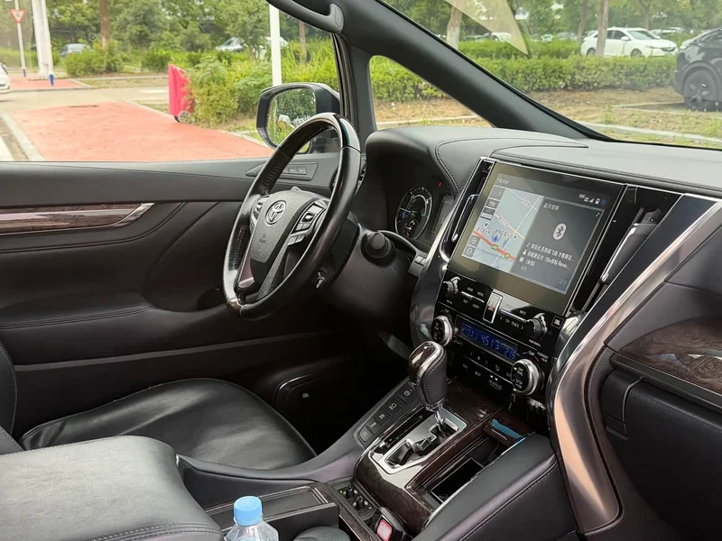 Toyota Alphard — фото 17