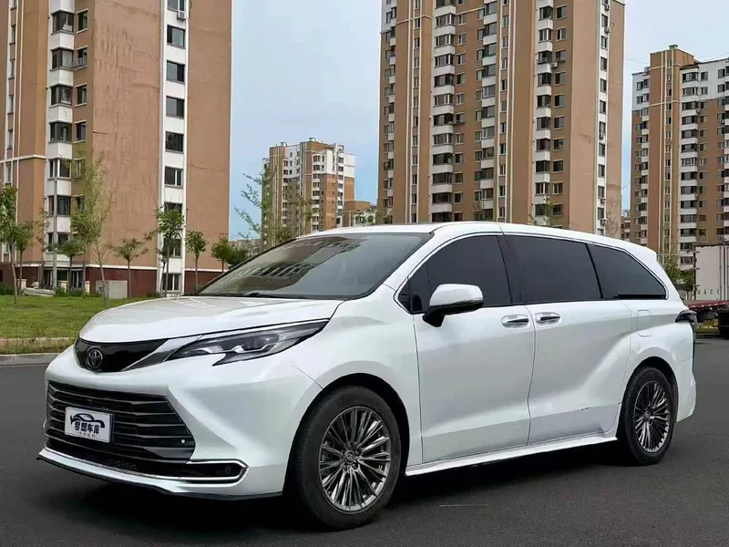 Toyota Sienna — фото 1
