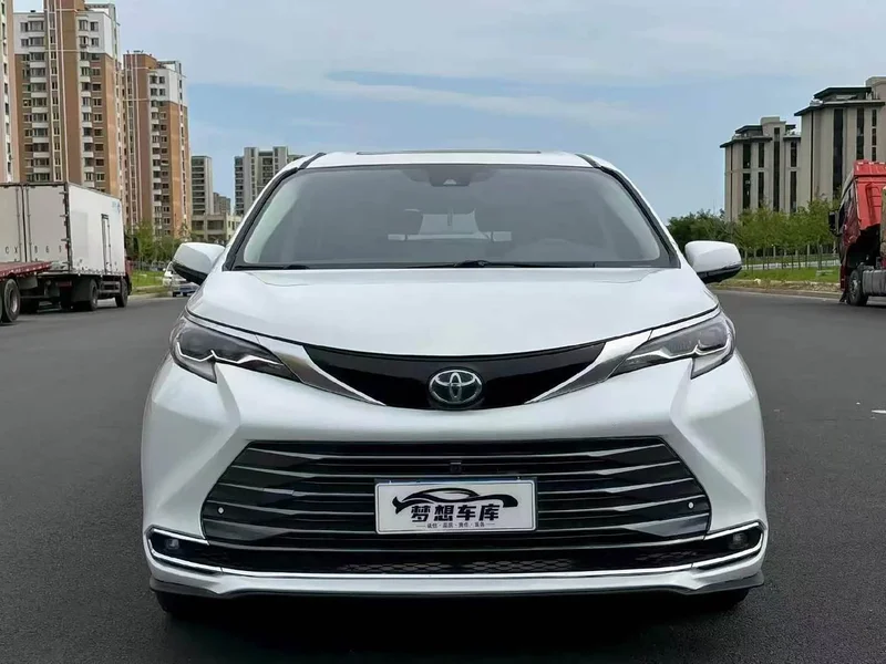 Toyota Sienna — фото 2