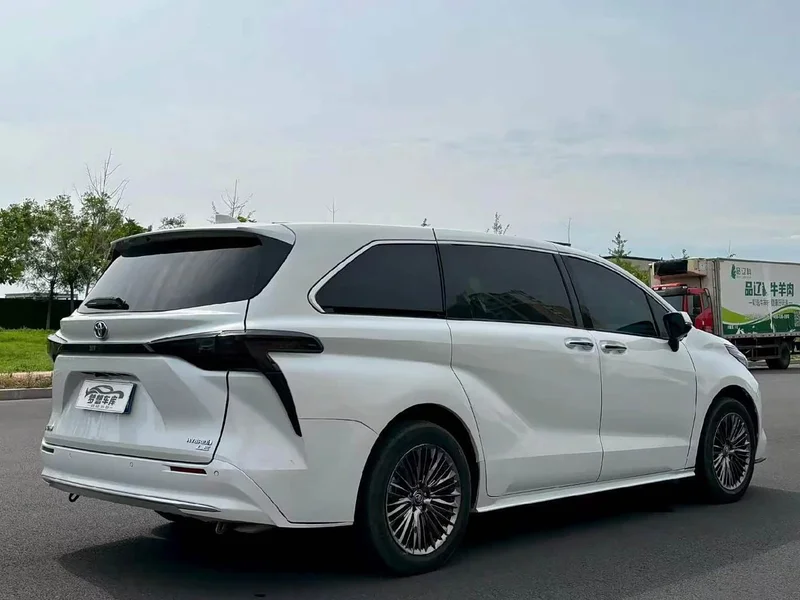 Toyota Sienna — фото 9