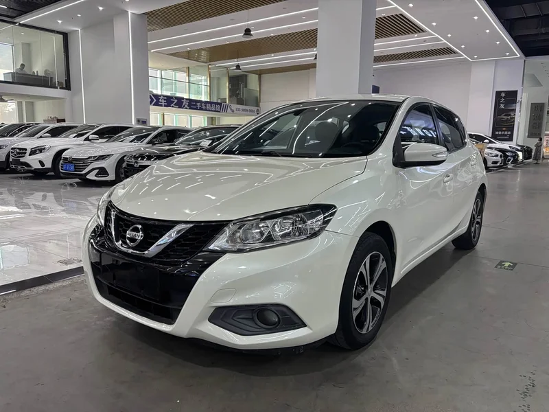 Nissan Tiida — фото 1