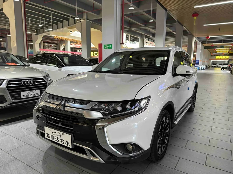 Mitsubishi Outlander — фото 1