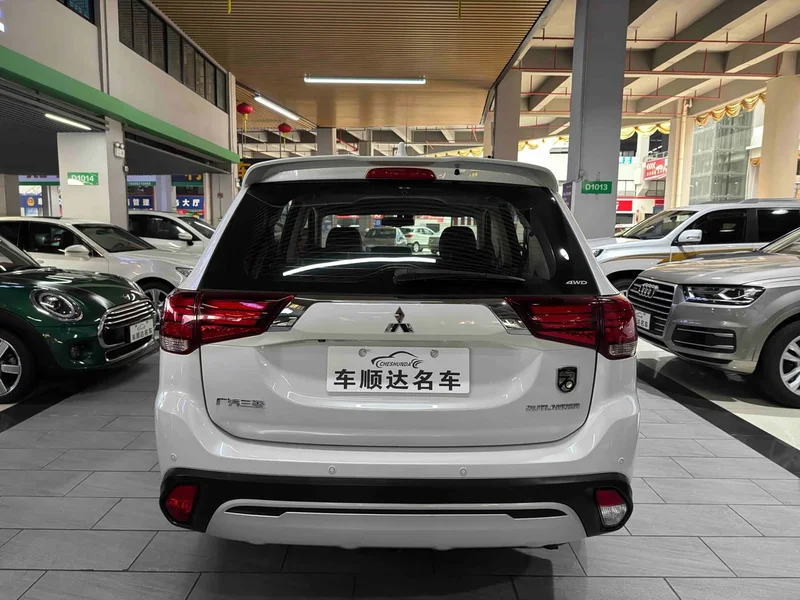 Mitsubishi Outlander — фото 5