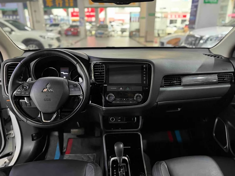 Mitsubishi Outlander — фото 9